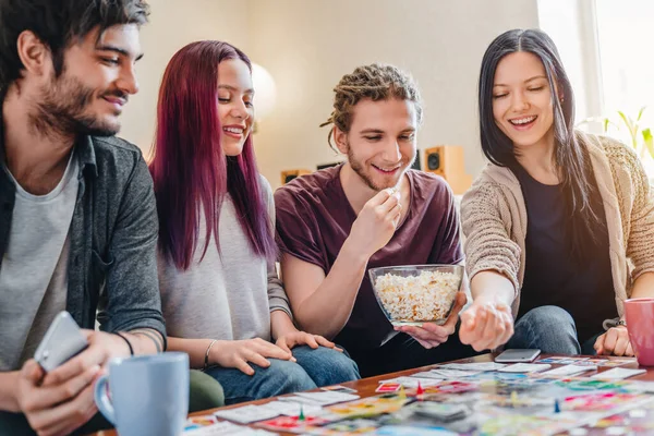 Few Happy Friends Playing Table Games Indoor — Stock Photo, Image