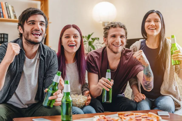 Jovens Amigos Bebendo Cerveja Comendo Pipocas Torcendo Por Jogo Esportivo — Fotografia de Stock
