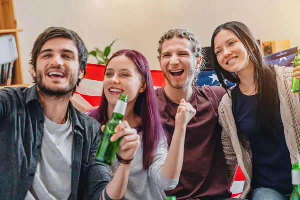 Primer Plano Jóvenes Amigos Haciendo Selfie Mientras Ven Fútbol Americano — Foto de Stock