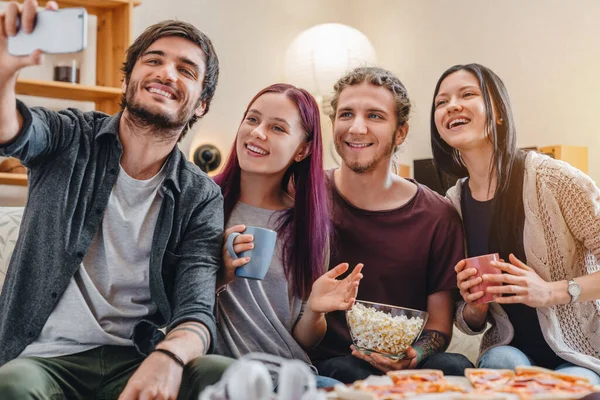 Selfie Amigos Felices Festejando Casa Con Pizza Café — Foto de Stock