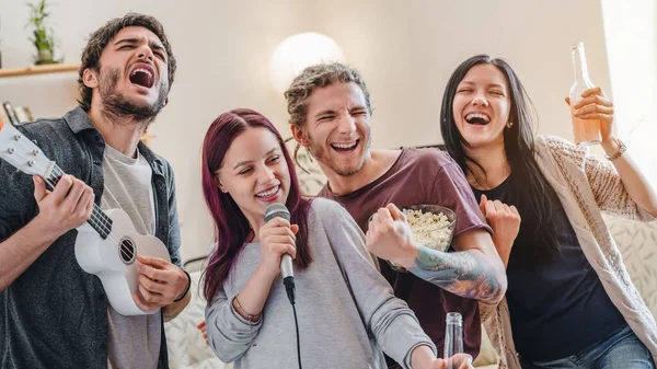 Jovem Segurando Microfone Cantando Karaoke Com Seus Amigos — Fotografia de Stock