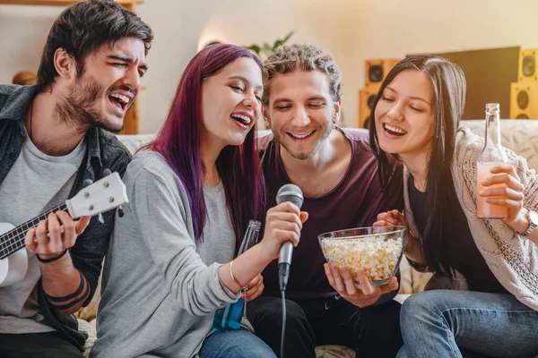 Bir Grup Arkadaş Şarkı Söylerken Evde Parti Veriyorlar — Stok fotoğraf