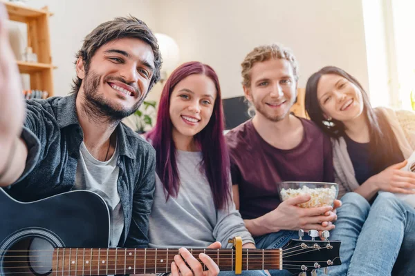 Sorrindo Amigos Casual Sofá Casa Com Guitarra Fazendo Selfie — Fotografia de Stock