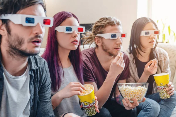 Teman Teman Muda Makan Popcorn Dan Menonton Film Dengan Kacamata — Stok Foto