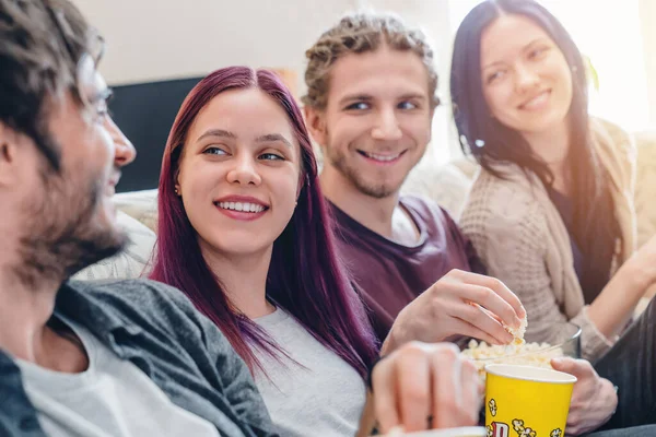 Amigos Sentados Sofá Divirtiéndose Comiendo Palomitas Mientras Ven Películas Casa — Foto de Stock