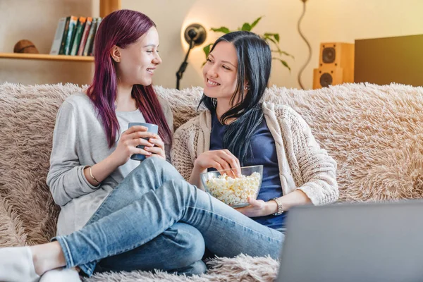 Giovani Ragazze Felici Che Bevono Caffè Mangiano Popcorn Mentre Guardano — Foto Stock