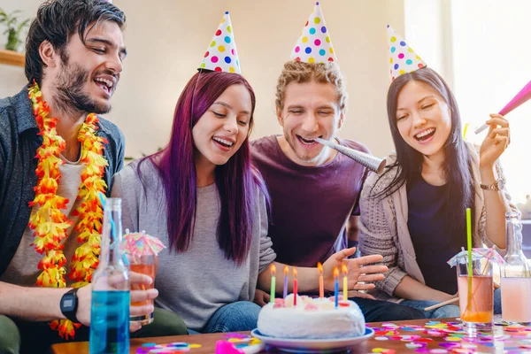 Grupo Amigos Felices Celebrando Cumpleaños Casa — Foto de Stock