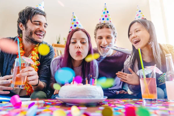 Jovem Caucasiana Sentada Mesa Com Seus Amigos Celebrando Soprando Suas — Fotografia de Stock