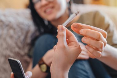 Evde ot içen genç beyaz kadınları yakından çek. Eklem üzerine odaklan