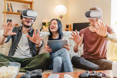 Kafkasyalı arkadaşlar internette internette aratırken kız arkadaşları evde dijital tablet kullanıyor.