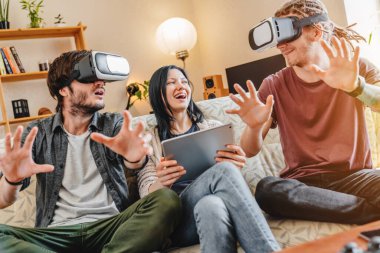 Kız arkadaşları dijital tablet kullanırken, genç arkadaşlar Google 'da eğleniyorlar.