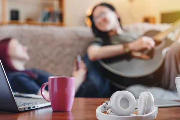 Headphone Meja Ruang Tamu Dengan Gadis Santai Latar Belakang Sofa — Stok Foto