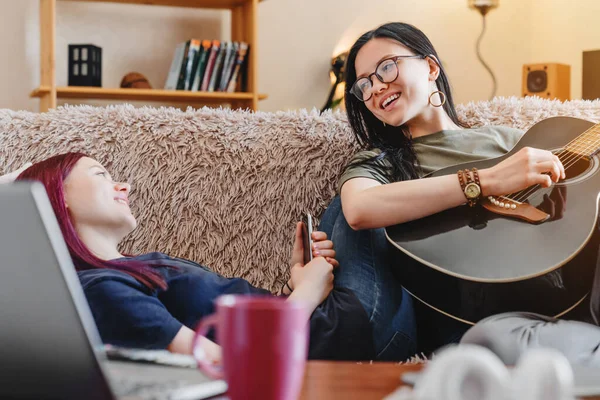 Giovani Ragazze Che Rilassano Soggiorno Casa Con Chitarra — Foto Stock