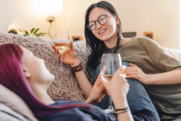 Glückliches Junges Lesbisches Paar Mit Weingläsern Auf Dem Sofa Hause — Stockfoto
