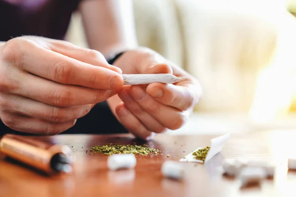 Plan Recadré Jeune Homme Faisant Joint Marijuana — Photo