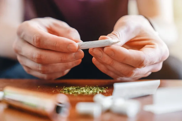 Close Mãos Homem Fazendo Cannabis Conjunta Sentado Casa — Fotografia de Stock