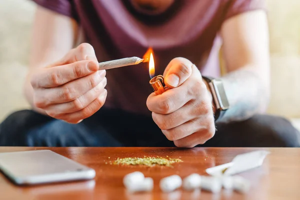 Canabis Cigarrett Och Tändare Handen Rökning Marijuana Gemensamma Närbild — Stockfoto