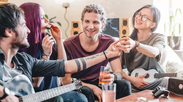 Jovem Preparando Para Fumar Com Cannabis Enquanto Relaxa Com Amigos — Fotografia de Stock