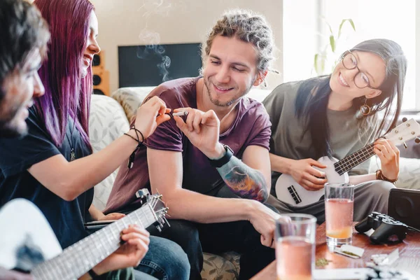 Jovem Vai Fumar Charro Rolou Com Cannabis Enquanto Relaxa Com — Fotografia de Stock