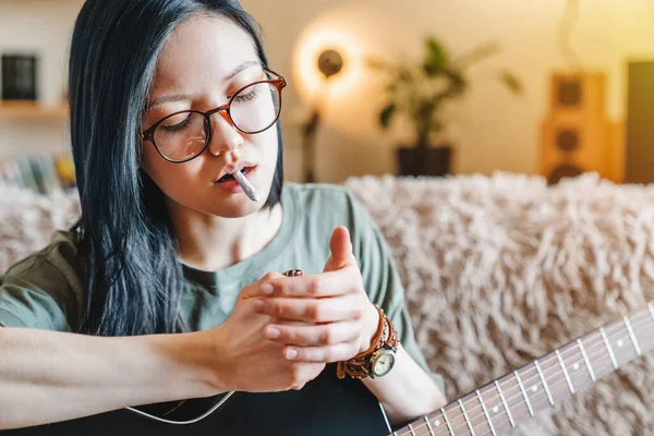 Evde Gitar Tutarken Marihuana Yakan Genç Bir Kız — Stok fotoğraf