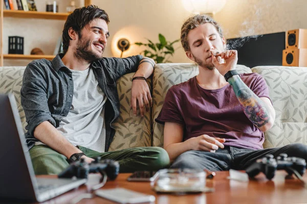 Giovane Ragazzo Hipster Fumare Marijuana Comune Mentre Rilassa Con Amico — Foto Stock