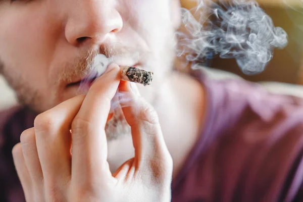 Gros Plan Image Recadrée Jeune Homme Fumant Marijuana Cigarette — Photo