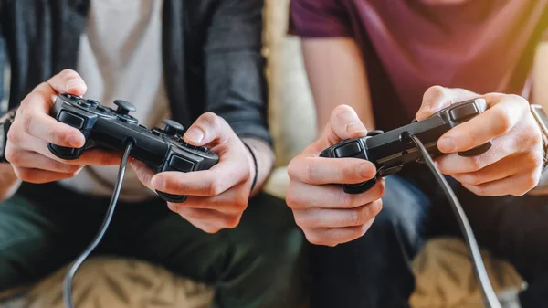 Vágott Kép Fiatal Férfiak Videojátékok Miközben Kanapén Otthon — Stock Fotó