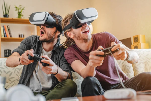 Teman Teman Muda Yang Bahagia Bermain Video Game Virtual Reality — Stok Foto
