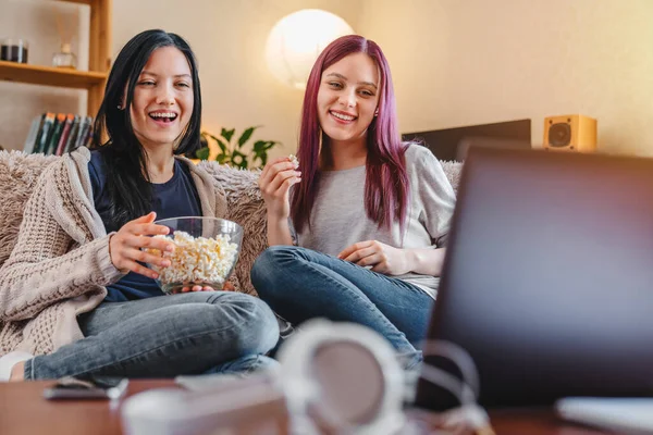 Chica Feliz Amigos Viendo Espectáculo Película Ordenador Portátil Casa — Foto de Stock