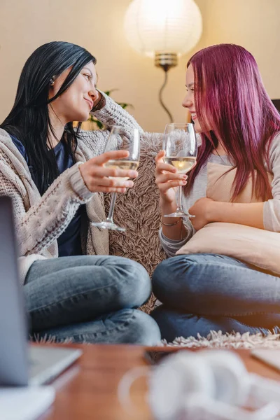 Vertikal Bild Glada Unga Kvinnliga Vänner Med Vin Soffan Hemma — Stockfoto