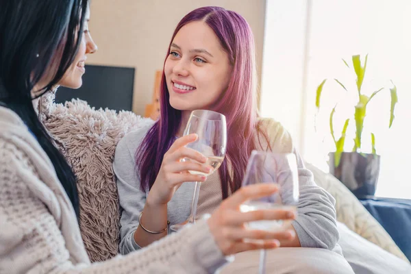 Feliz Sorrindo Jovens Amigas Abrindo Boottle Vinho Casa Bebendo — Fotografia de Stock