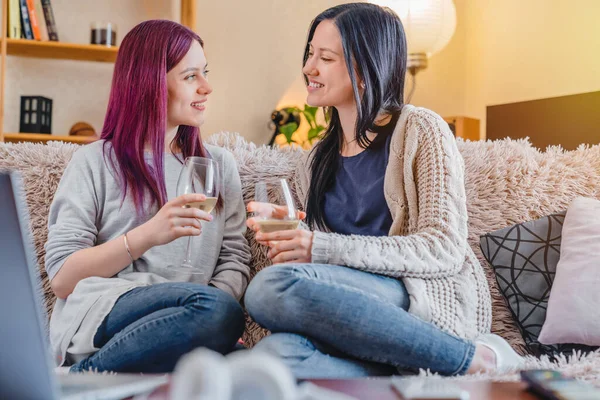 Teman Teman Muda Yang Ceria Dengan Gelas Anggur Sofa Rumah — Stok Foto