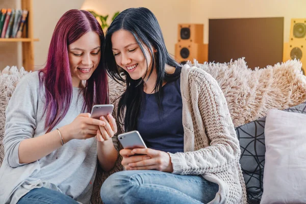 Duas Colegas Quarto Sexo Feminino Usando Seus Smartphones Line Casa — Fotografia de Stock