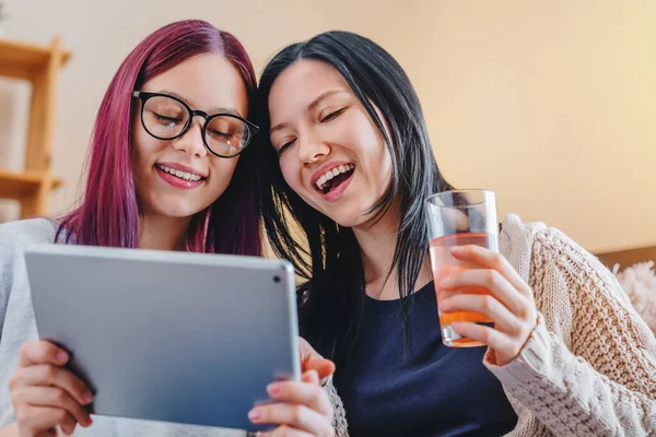 Κοντινό Πλάνο Των Χαρούμενων Νεαρών Γυναικών Φίλους Χρησιμοποιώντας Ψηφιακή Ταμπλέτα — Φωτογραφία Αρχείου