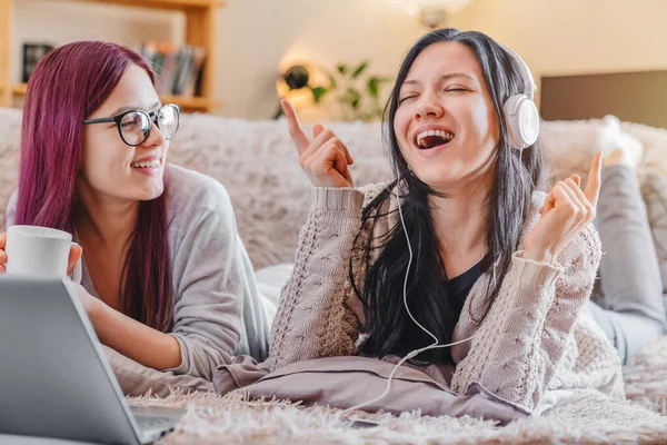 Due Giovani Donne Che Usano Computer Portatile Ascoltano Musica Cuffia — Foto Stock