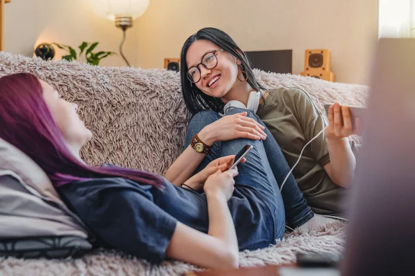 Mutlu Beyaz Kız Arkadaşlar Evde Dinlenirken Konuşuyorlar — Stok fotoğraf