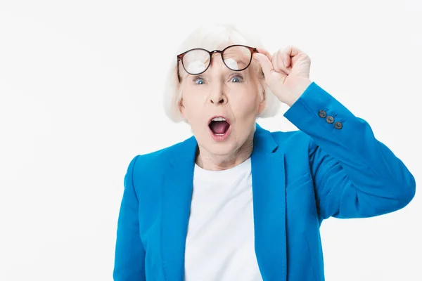 Mulher Idosa Surpreso Olhando Através Seus Óculos Isolados Fundo Branco — Fotografia de Stock