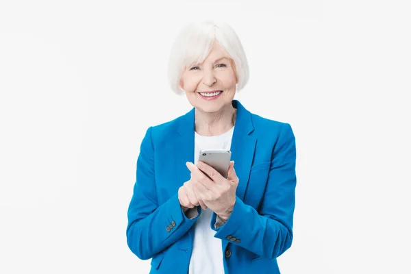 Mulher Sênior Sorrindo Segurando Smartphone Usando Aplicativos Móveis Line Sobre — Fotografia de Stock
