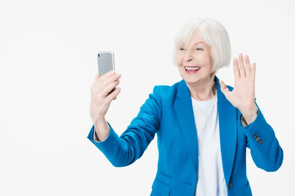 Πορτρέτο Του Ενθουσιασμένοι Ώριμη Κυρία Τουρίστρια Γιαγιά Χρησιμοποιώντας Smatphone Της — Φωτογραφία Αρχείου