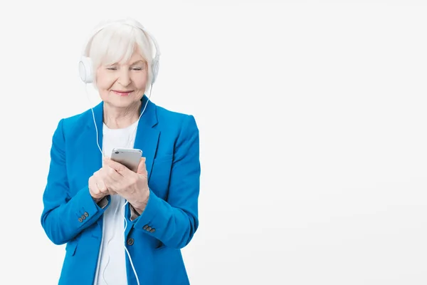 Senior Sorrindo Mulher Com Fones Ouvido Ouvindo Música Telefone Usá — Fotografia de Stock