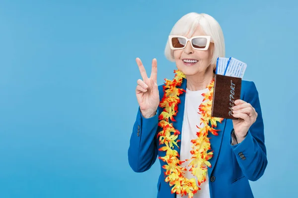 Mulher Idosa Viajante Óculos Sol Segurando Passaporte Bilhetes Isolados Parede — Fotografia de Stock