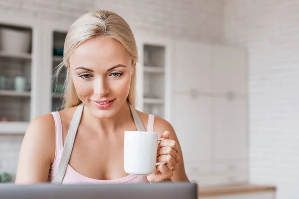 Dekat Dengan Wanita Yang Tersenyum Dengan Secangkir Kopi Dan Laptop — Stok Foto