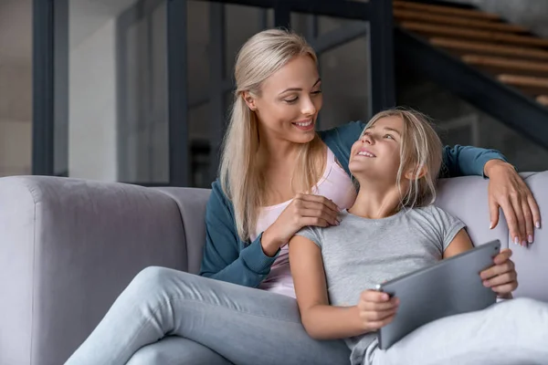 Familia Feliz Mamá Hija Niño Usando Tableta Digital Sentado Sofá — Foto de Stock