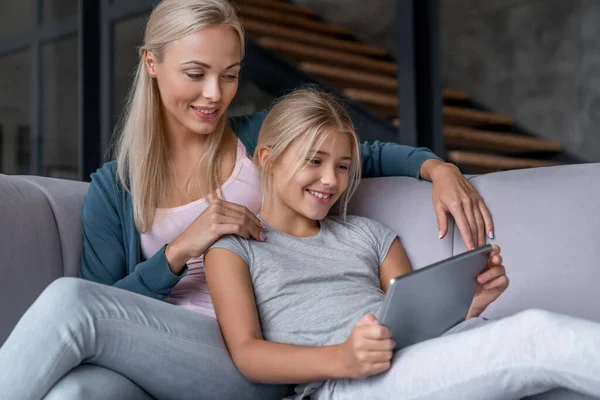 Aranyos Kislány Gyönyörű Fiatal Anyja Segítségével Digitális Tabletta Mosolyog Miközben — Stock Fotó
