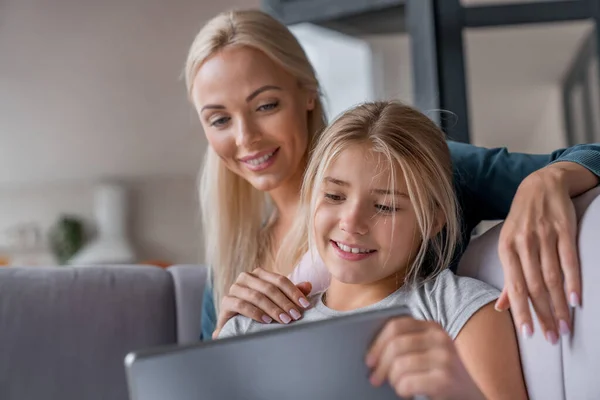 Close Mother Daughter Sitting Sofa Using Digital Tablet — Stock Photo, Image