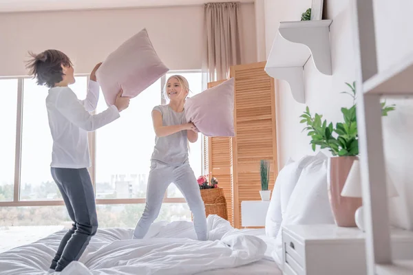 Niños Felices Pijama Están Peleando Entre Con Almohadas Dormitorio Casa — Foto de Stock