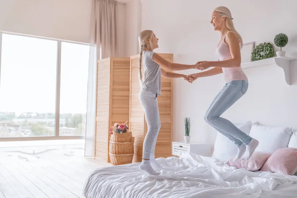 Feliz Madre Divirtiéndose Con Hija Pequeña Salto Dormitorio — Foto de Stock