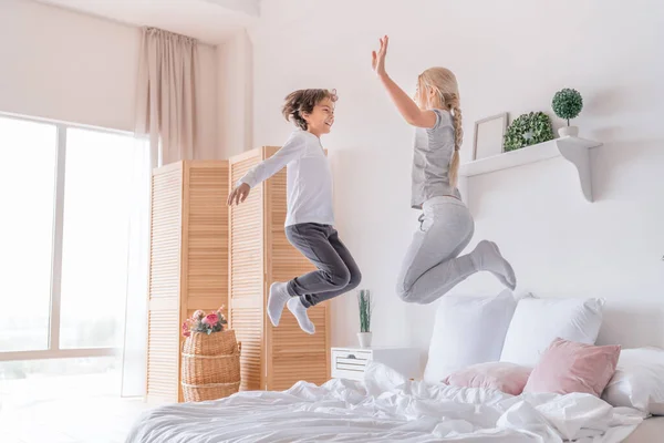Niños Felices Saltando Divirtiéndose Jugando Cama Dormitorio Enjoyi —  Fotos de Stock
