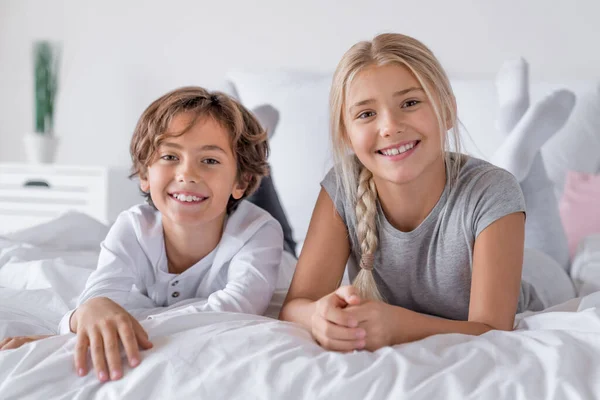 Happy Time Concept Brother Sister Lying Bed Morning Smiling Camera — Stock Photo, Image