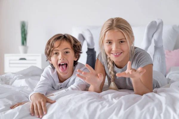 Schooler Age Brother Sister Lying Bed Having Fun Morning — Stock Photo, Image